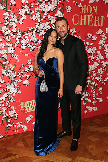 Amira Aly und Christian Düren beim Mon Cheri Barbara Tag auf Schloss Nymphenburg am 4.12.2024  (©Foto: Gisela Schober/ Mon Cheri PR via Getty Images) 